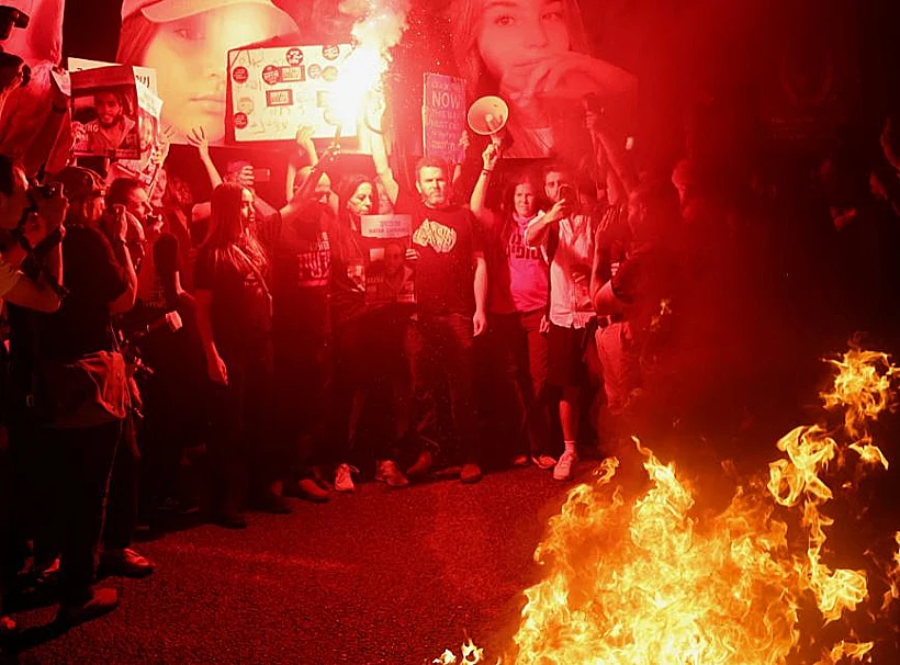 מפגינים הציתו מדורה בקפלן