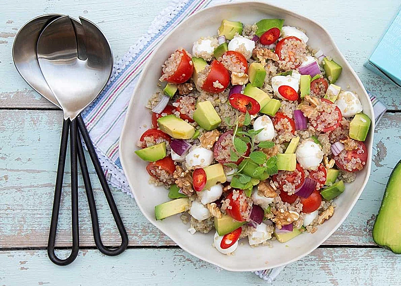 סלט אבוקדו וקינואה