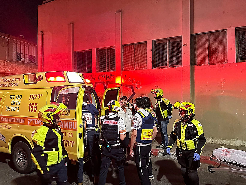 אמבולנסים בזירת הקטטה ההמונית בדרום תל אביב