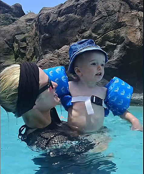 פריס הילטון ובנה פיניקס