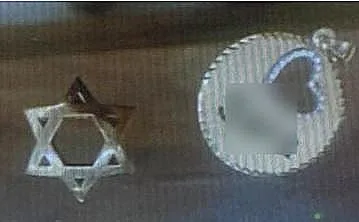 תליוני הזהב ששדד הנאשם מהקשישה