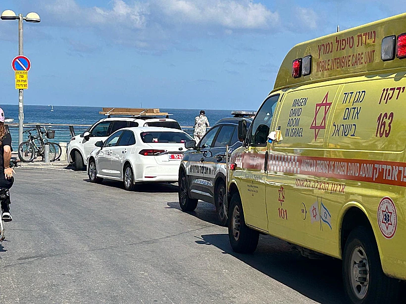 אמבולנסים בחוף צ'ארלס קלור בתל אביב