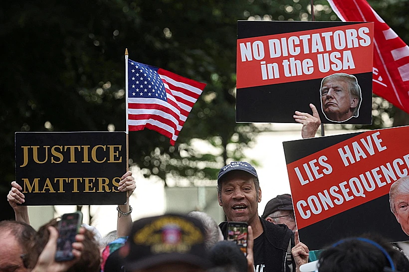 מתנגדי טראמפ חוגגים