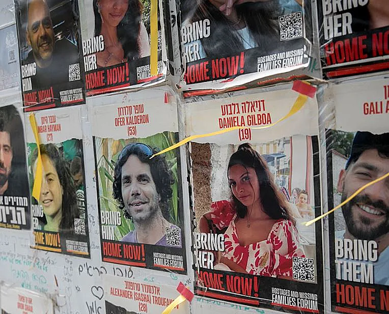 שלט עם תמונות ושמות חטופים בתל אביב