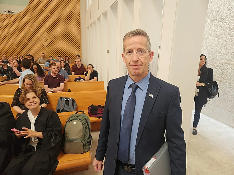 מזכיר הממשלה יוסי פוקס בדיון