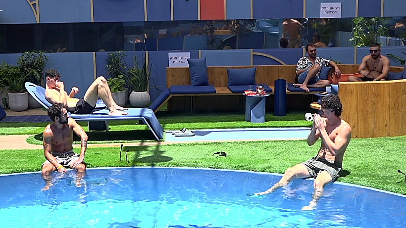 בו, קורלי, אמילי, בריכה