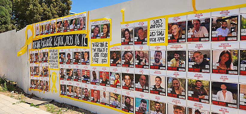 כרזות חטופים בתל אביב