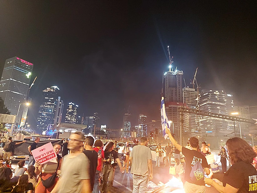 קרובי חטופים חוסמים את איילון