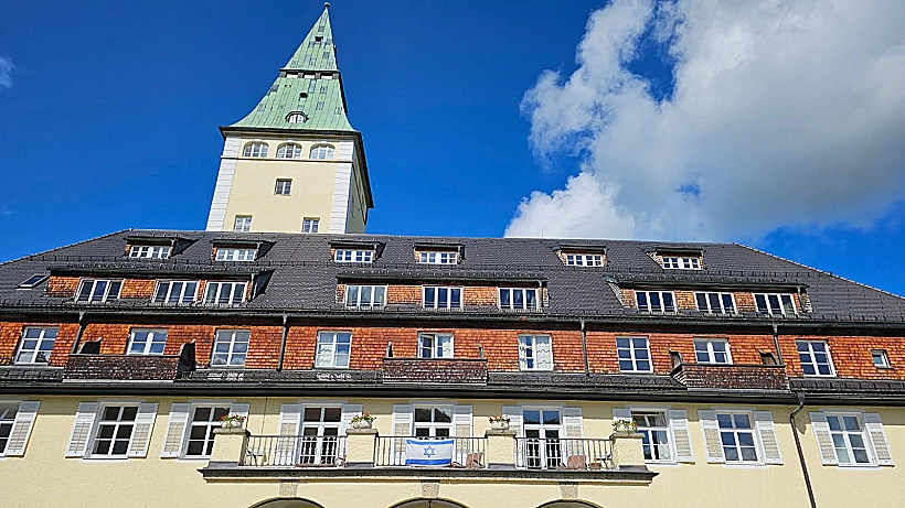 דגל ישראל מתנוסס בחזית המלון