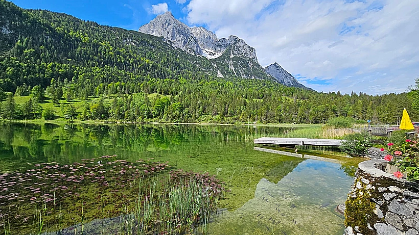 אגם ליד ריזורט שלוס אלמאו גרמניה