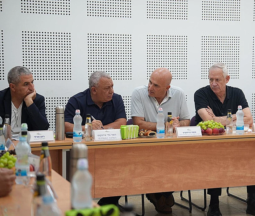 השרים גנץ ואיזנקוט במפגש עם פורום קו עימות