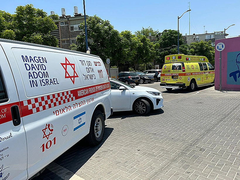 אמבולנס במקום בו נשכחה הפעוטה ברכב סגור בשדרות