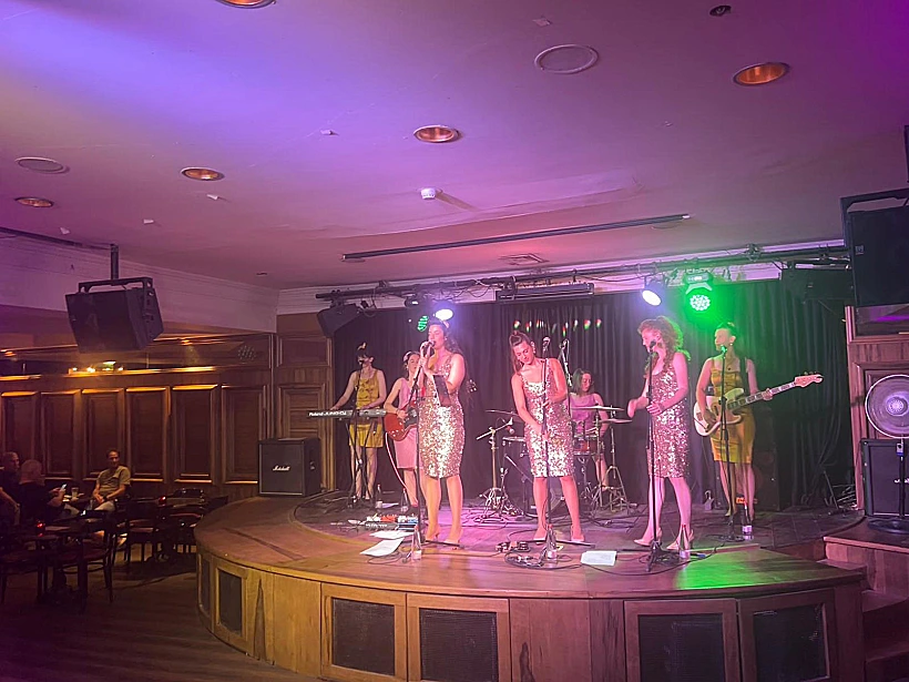 להקת MissBehave בפאב המאנקיז