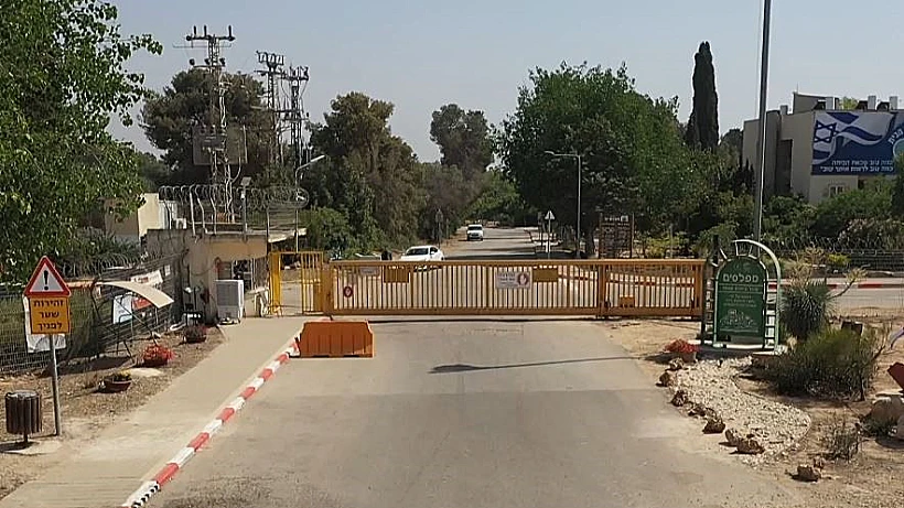 הכניסה לקיבוץ מפלסים