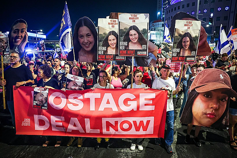 תמונות התצפיתניות החטופות בהפגנה למען שחרור החטופים בת"א