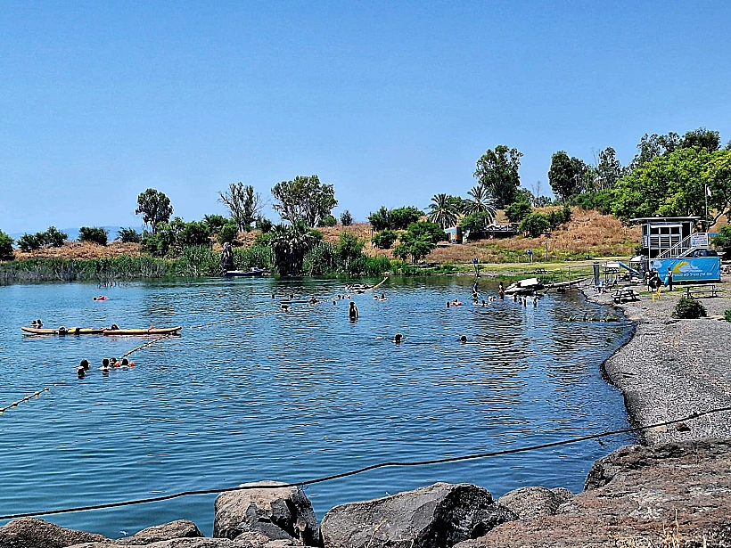 הכנרת ביום קיצי קיץ חוף חם שמש