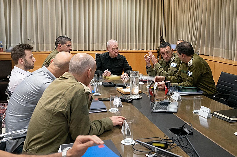 גלנט הרמטכ"ל רב-אלוף הרצי הלוי, ראש אמ"ן האלוף אהרון חליוה והאלוף (במיל') ניצן אלון אישור מבצע חילוץ ארבעת החטופים בלשכת שר הביטחון