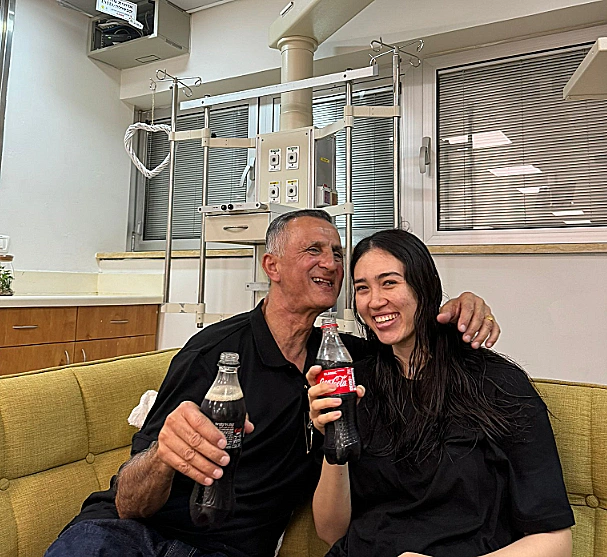 נועה ארגמני עם אביה לאחר חילוצה מהשבי