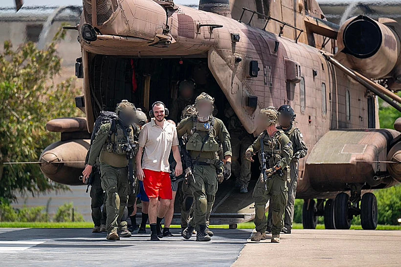 רגע נחיתת המסוק עם שלושה מהחטופים ששבו ארצה