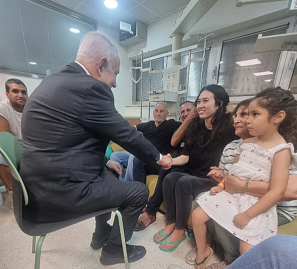 חטופים נתניהו עם נועה ארגמני ומשפחתה בבית החולים