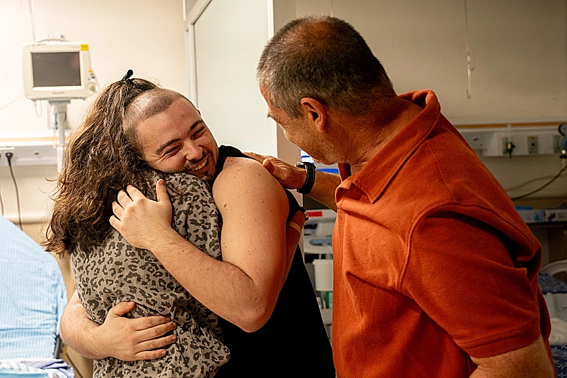 אלמוג מאיר ג'אן רגעי המפגש של החטופים שחולצו עם משפחותיהם בבי"ח שיבא