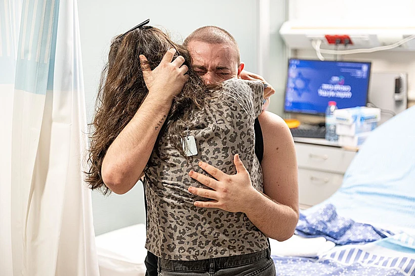 אלמוג מאיר ג'אן רגעי המפגש של החטופים שחולצו עם משפחותיהם בבי"ח שיבא