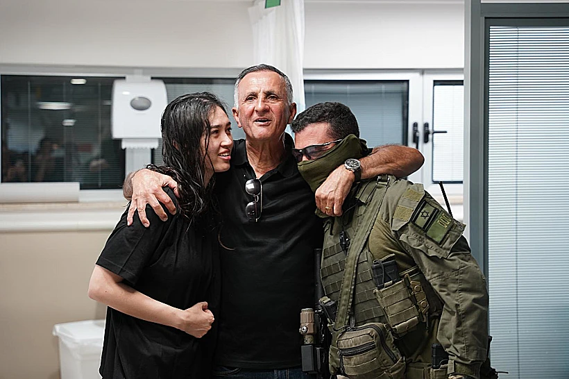 נועה ארגמני רגעי המפגש של החטופים שחולצו עם משפחותיהם בבי"ח שיבא