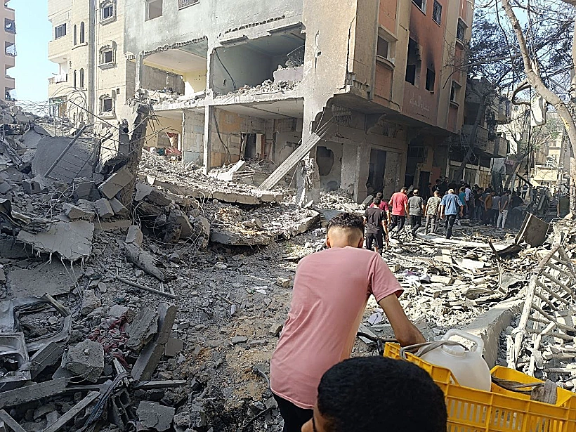 נועה ארגמני, שלומי זיו, אלמוג מאיר ג'אן ואנדריי קוזלוב הבניין בנוסייראת בו הוחזקו החטופים