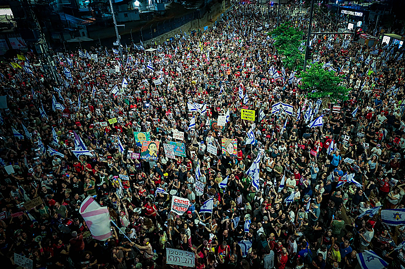מפגינים למען שחרור החטופים בתל אביב