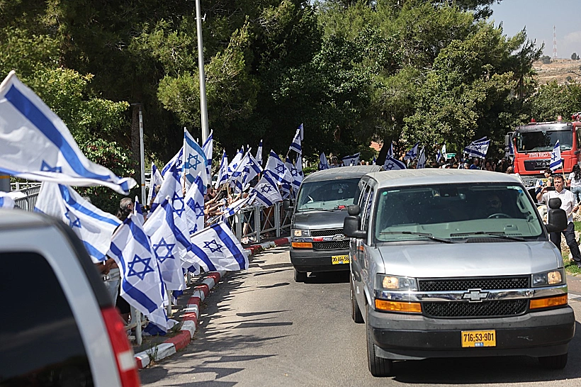 מאות מלווים את את פקד ארנון זמורה בדרכו האחרונה