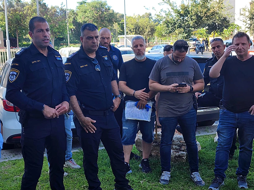 מפקד מרחב לכיש נצ"מ רועי ולדמן בזירת פיצוץ הרכב באשקלון