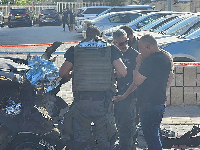 כוחות משטרה בזירת פיצוץ הרכב באשקלון