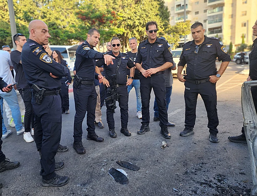 המפכ"ל שבתאי עם מפקד המחוז ניצב אמיר כהן ומפקד המרחב תנ"צ רועי ולדמן