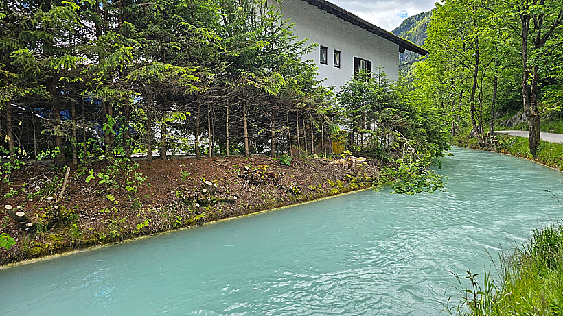 נהר בצבע טורקיז בבוואריה, בגרמניה