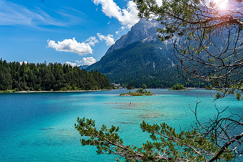 מים בצבע טורקיז - אגם Eibsee