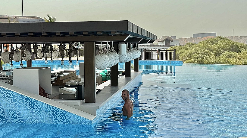 בריכת האינפיניטי של אננטרה מינה אל-ערב