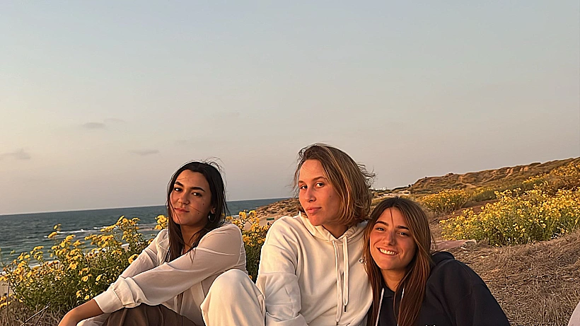 סרן שיר אילת ז"ל וחברות בחוף פלמחים