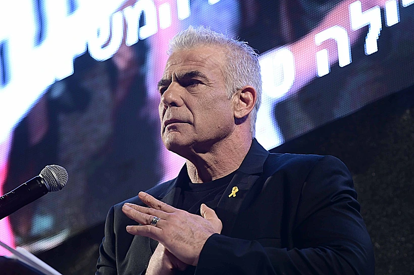 לפיד בעצרת למען החטופים בת"א