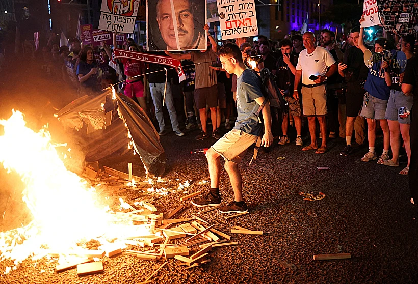 הפגנות בת"א בקריאה לעסקה ויציאה לבחירות מדורה קפלן