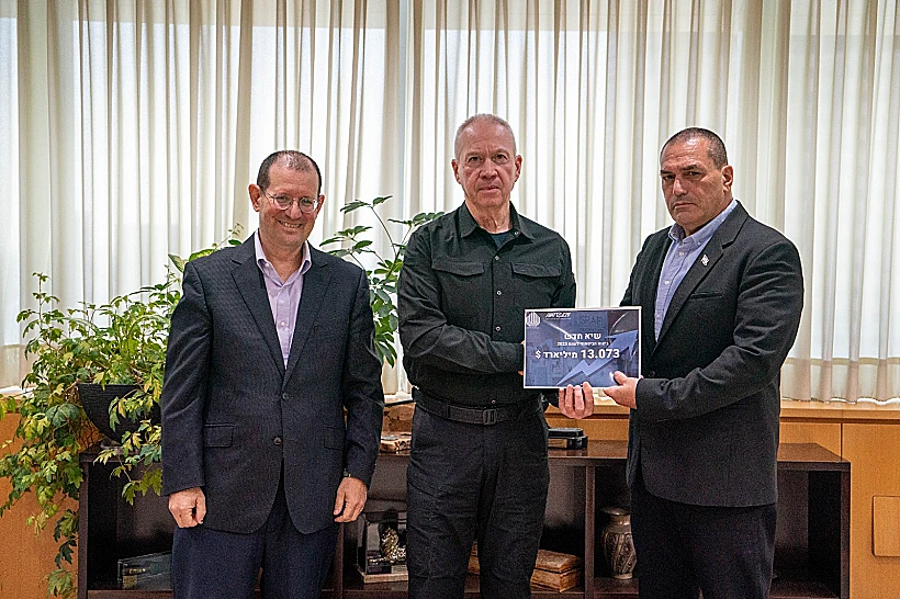 מנכ"ל משהב"ט וראש 'סיבט' מגישים את דוח הייצוא הביטחוני לשר הביטחון גלנט