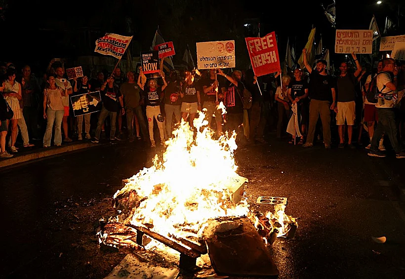מדורה על הכביש סמוך למעון ראש הממשלה בירושלים
