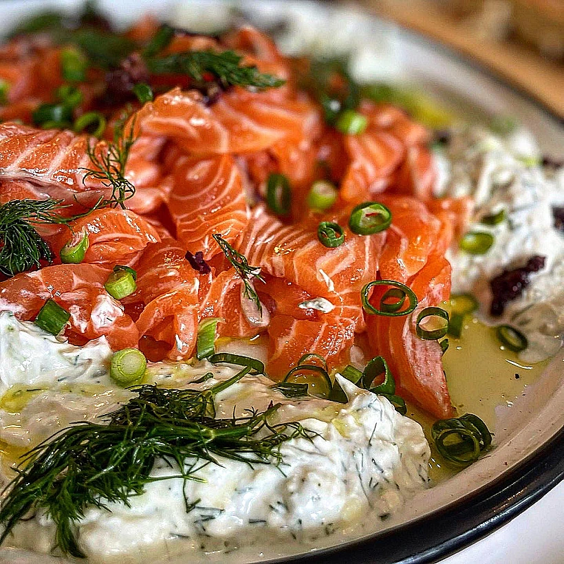 קרפצ'יו סלמון על צזיקי יווני