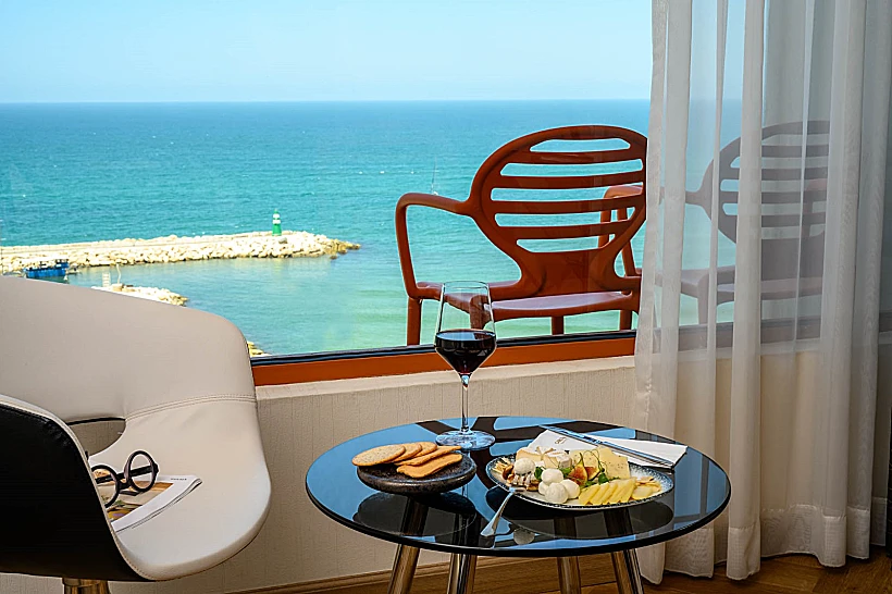 כל החדרים פונים לים