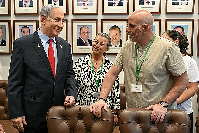 רה"מ נתניהו עם שלומי זיו שחולץ מהשבי