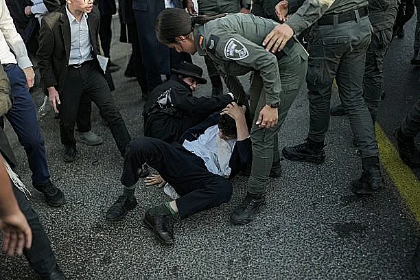 מפגינים חרדים חוסמים את כביש 4 במחאה על חוק הגיוס