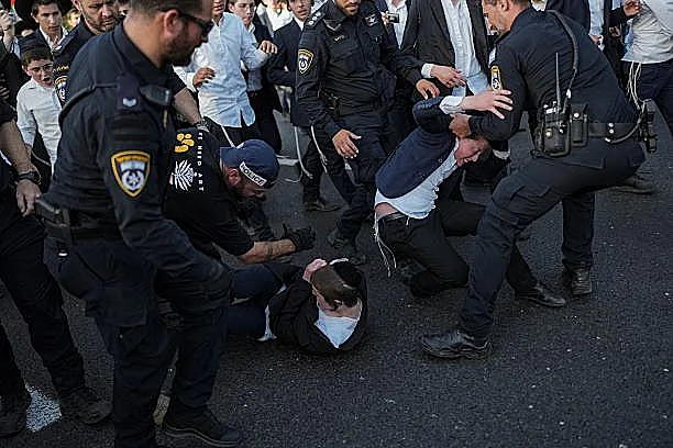 מפגינים חרדים חוסמים את כביש 4 במחאה על חוק הגיוס