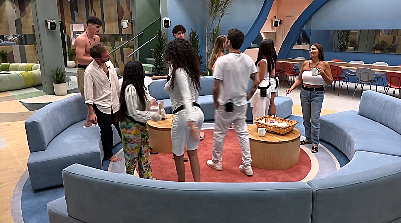 פרידה, קורלי, בן, דנה, תום