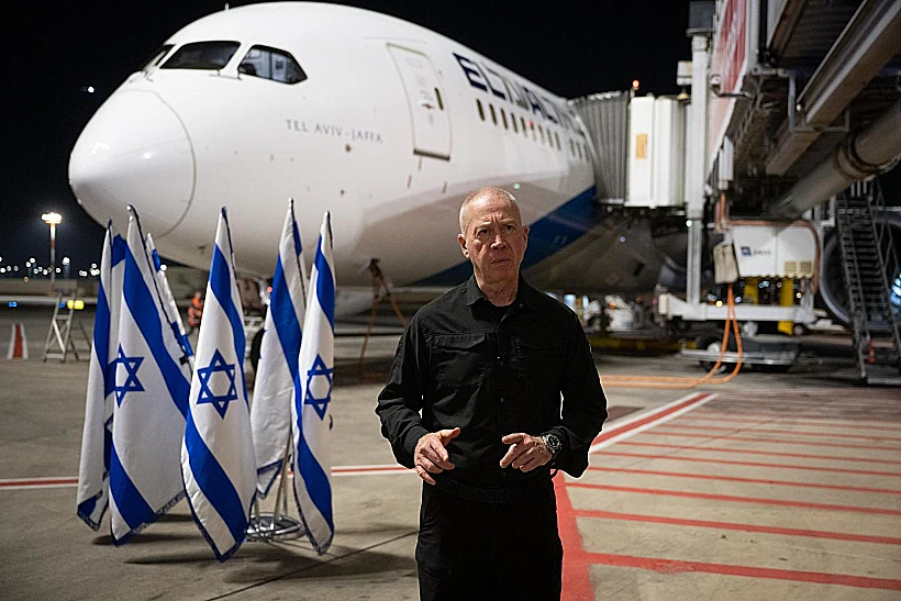 השר גלנט לפני המראתו לוושינגטון