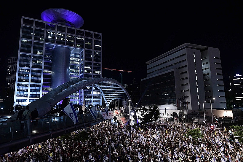 מפגינים נגד הממשלה מחוץ לקריה בתל אביב