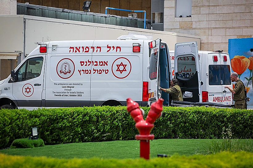 אמבולנס של חיל הרפואה בכניסה לבית החולים זיו בצפת